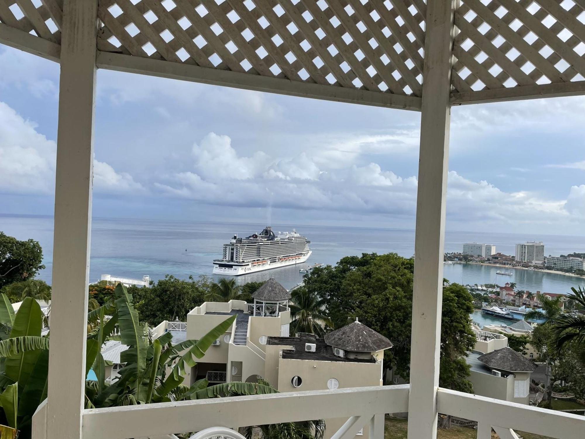 Oceanbreeze Jamaica Penthouse, 7-Minute Walk To Beach Очо-Риос Экстерьер фото