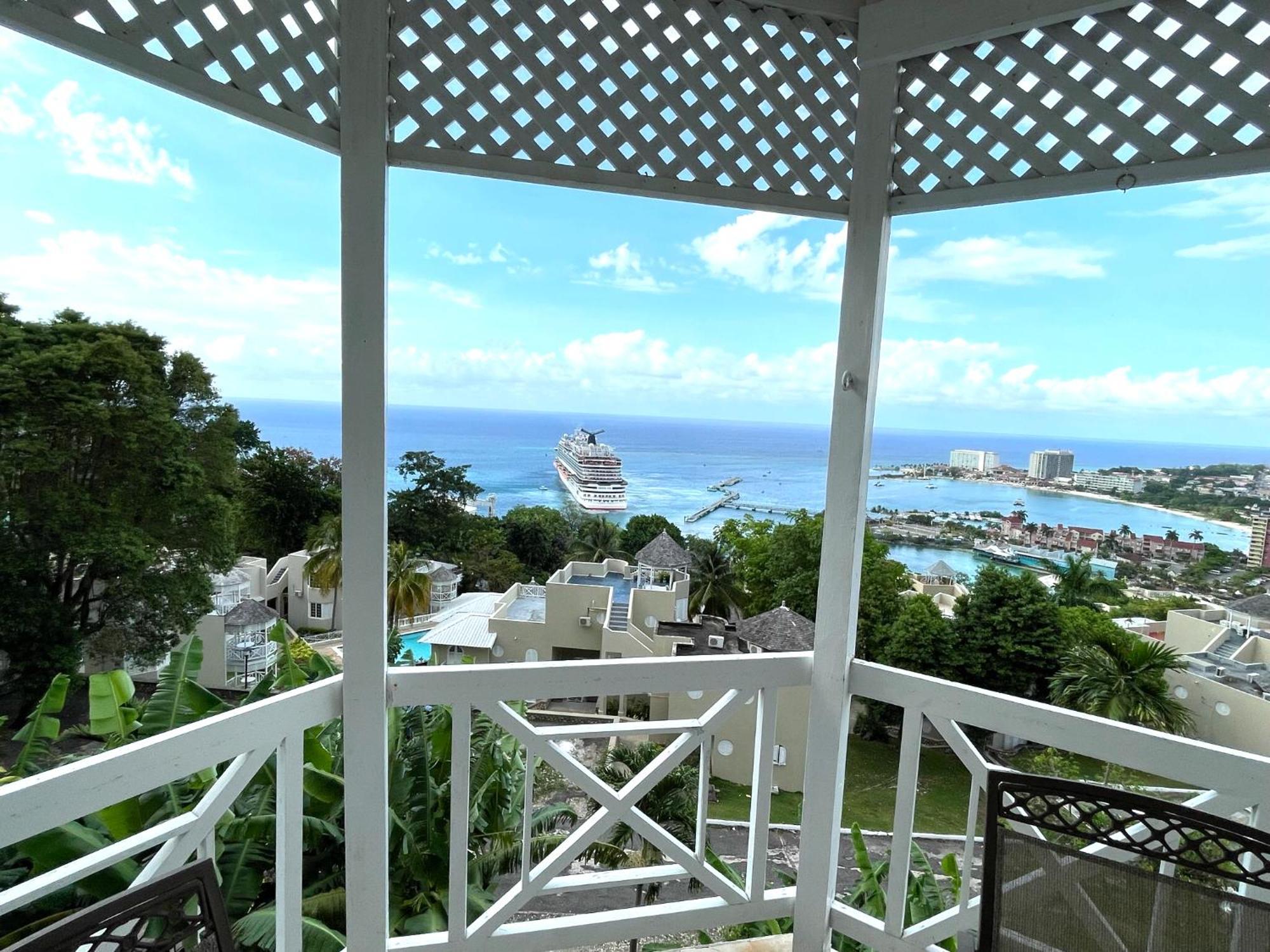 Oceanbreeze Jamaica Penthouse, 7-Minute Walk To Beach Очо-Риос Экстерьер фото