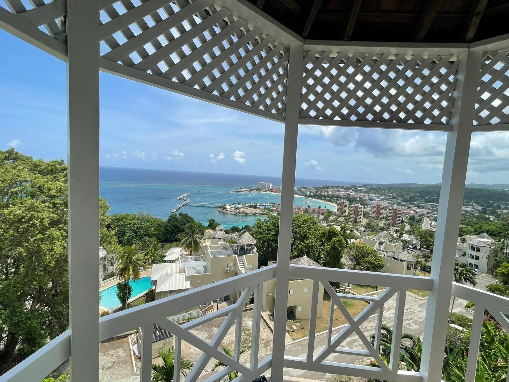 Oceanbreeze Jamaica Penthouse, 7-Minute Walk To Beach Очо-Риос Экстерьер фото