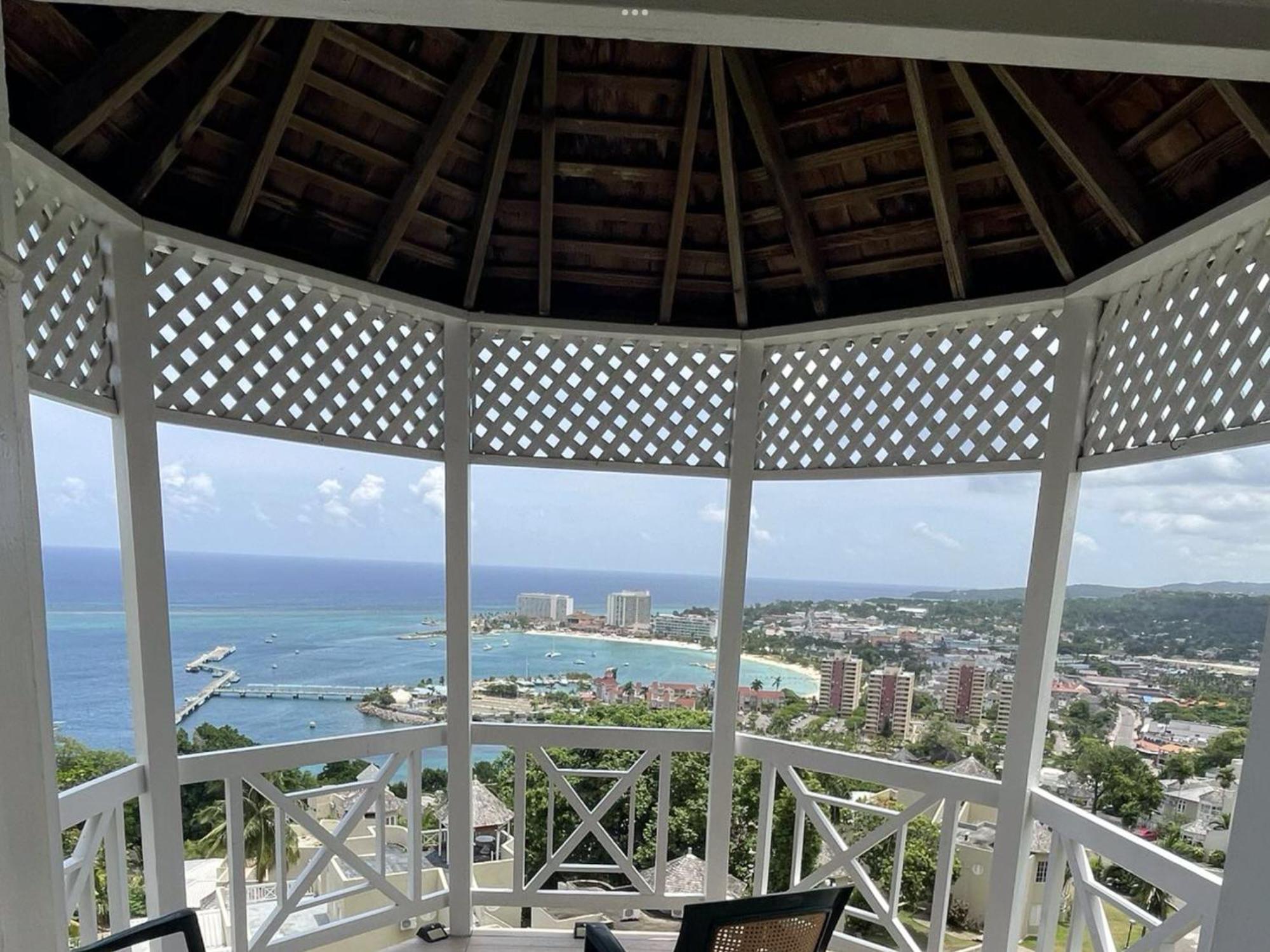 Oceanbreeze Jamaica Penthouse, 7-Minute Walk To Beach Очо-Риос Экстерьер фото