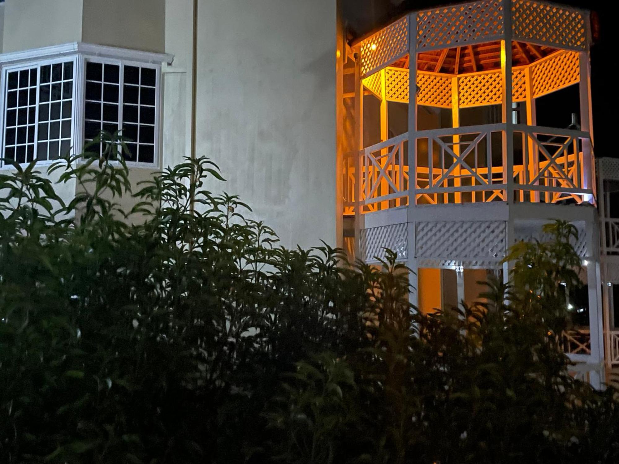 Oceanbreeze Jamaica Penthouse, 7-Minute Walk To Beach Очо-Риос Экстерьер фото