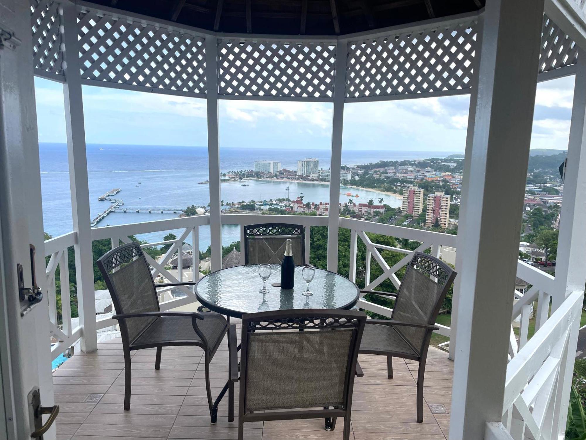 Oceanbreeze Jamaica Penthouse, 7-Minute Walk To Beach Очо-Риос Экстерьер фото
