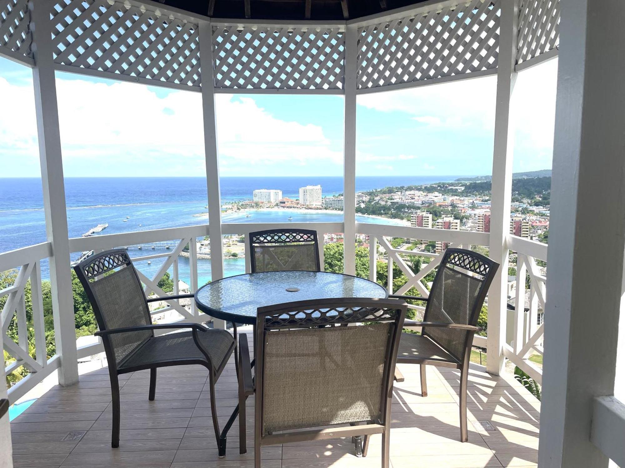 Oceanbreeze Jamaica Penthouse, 7-Minute Walk To Beach Очо-Риос Экстерьер фото