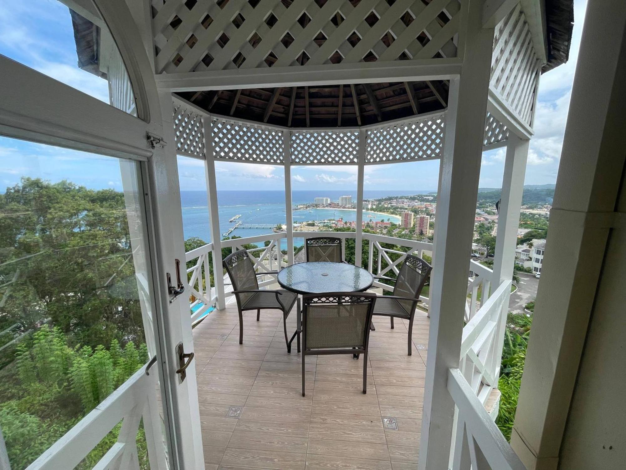 Oceanbreeze Jamaica Penthouse, 7-Minute Walk To Beach Очо-Риос Экстерьер фото