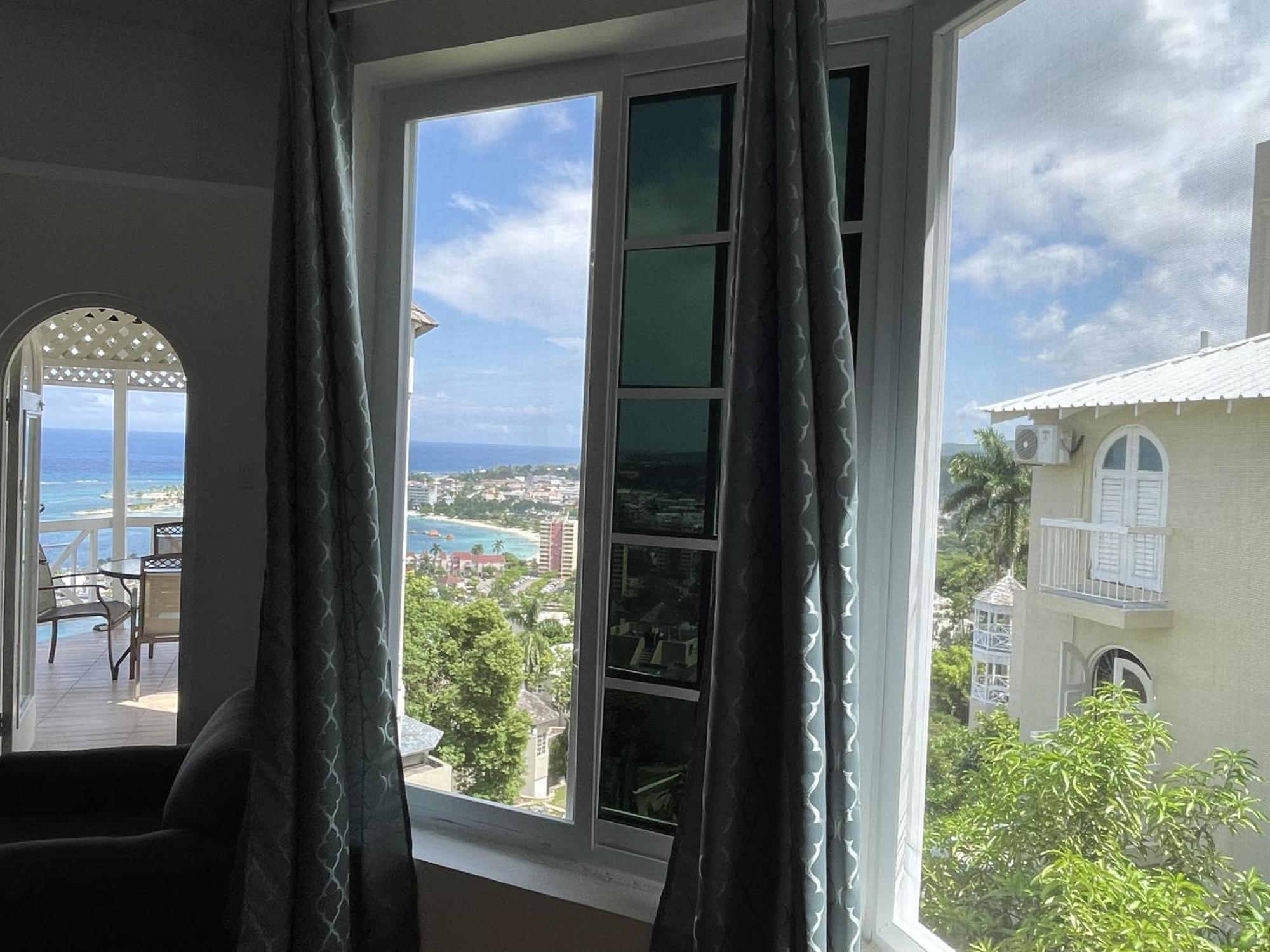 Oceanbreeze Jamaica Penthouse, 7-Minute Walk To Beach Очо-Риос Экстерьер фото