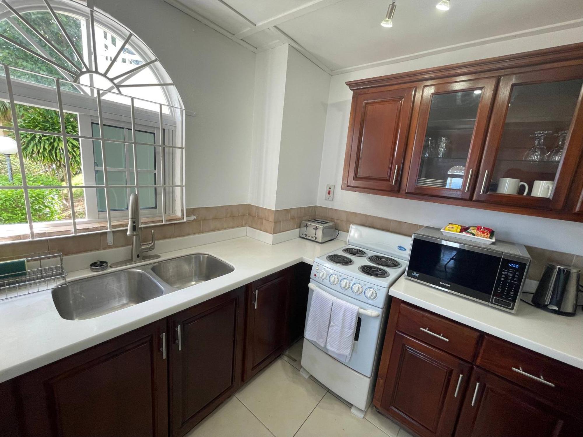 Oceanbreeze Jamaica Penthouse, 7-Minute Walk To Beach Очо-Риос Экстерьер фото