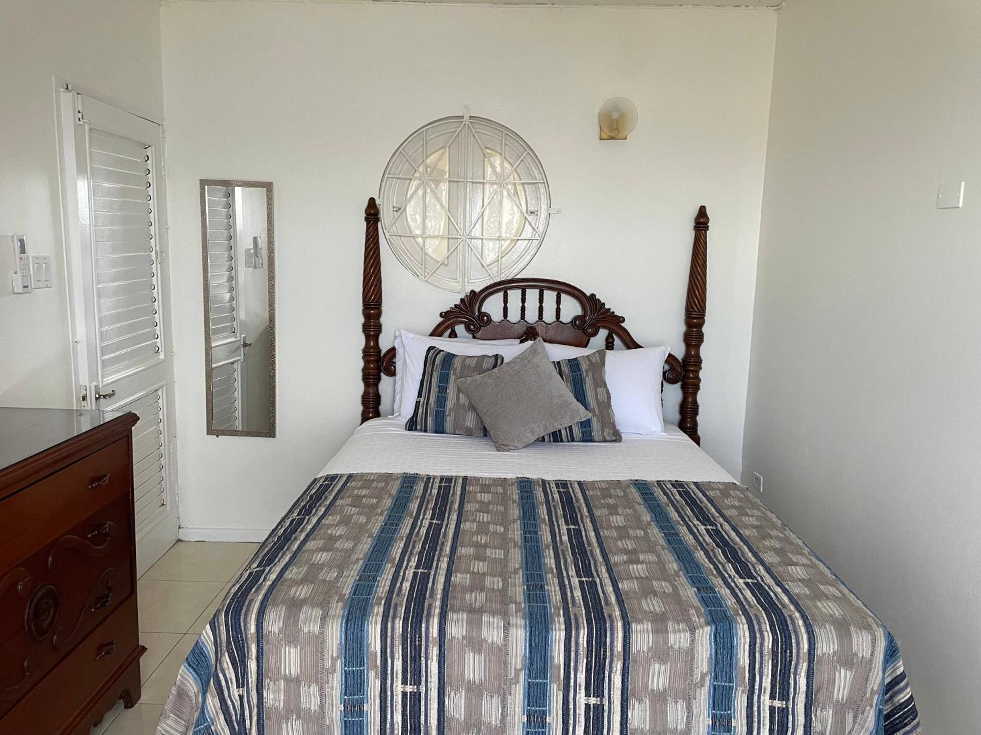 Oceanbreeze Jamaica Penthouse, 7-Minute Walk To Beach Очо-Риос Экстерьер фото