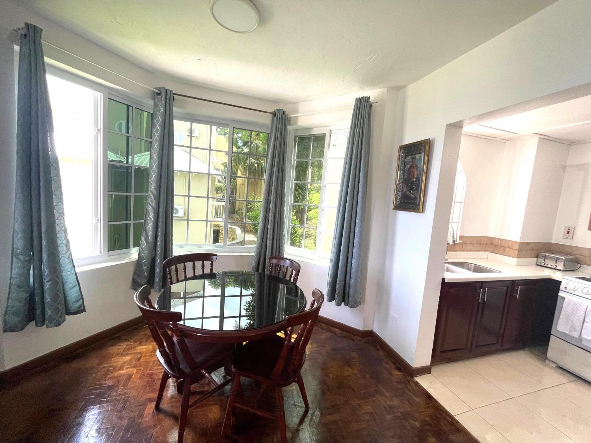 Oceanbreeze Jamaica Penthouse, 7-Minute Walk To Beach Очо-Риос Экстерьер фото